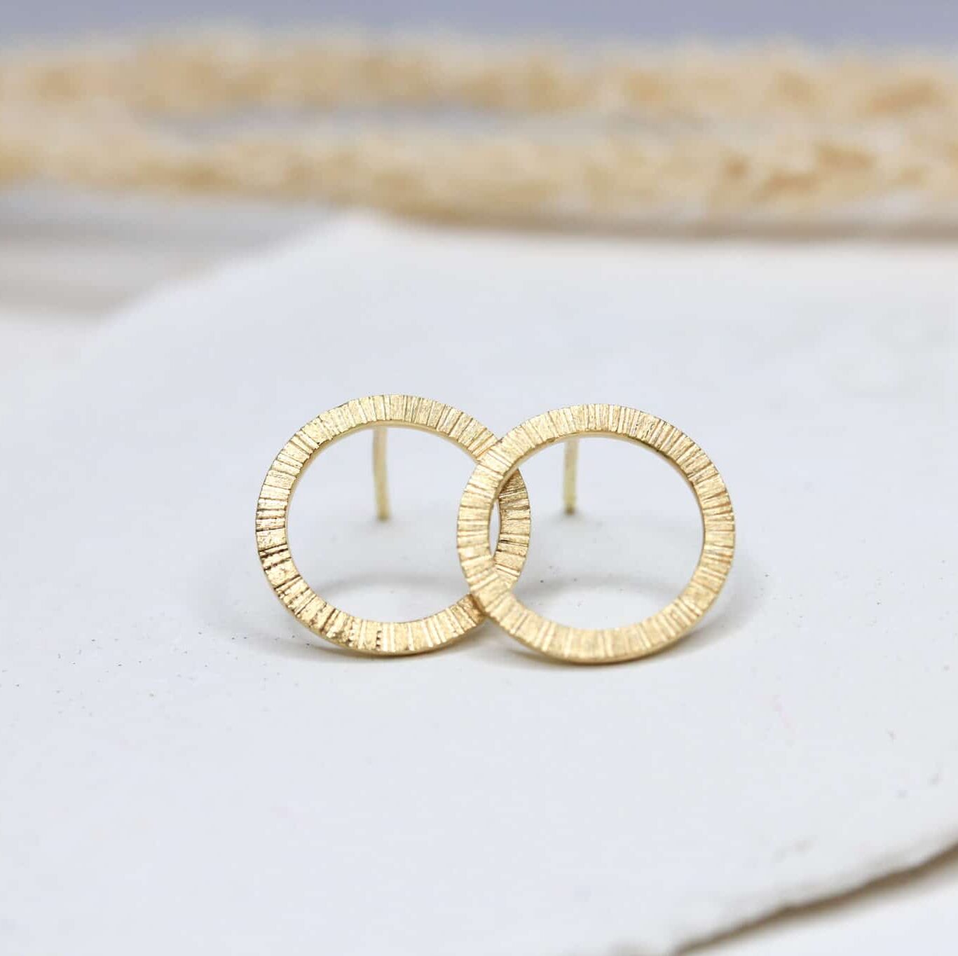 Boucles d'oreille Cercle Isandre réalisées en or jaune 18 carats Fairmined à Paris