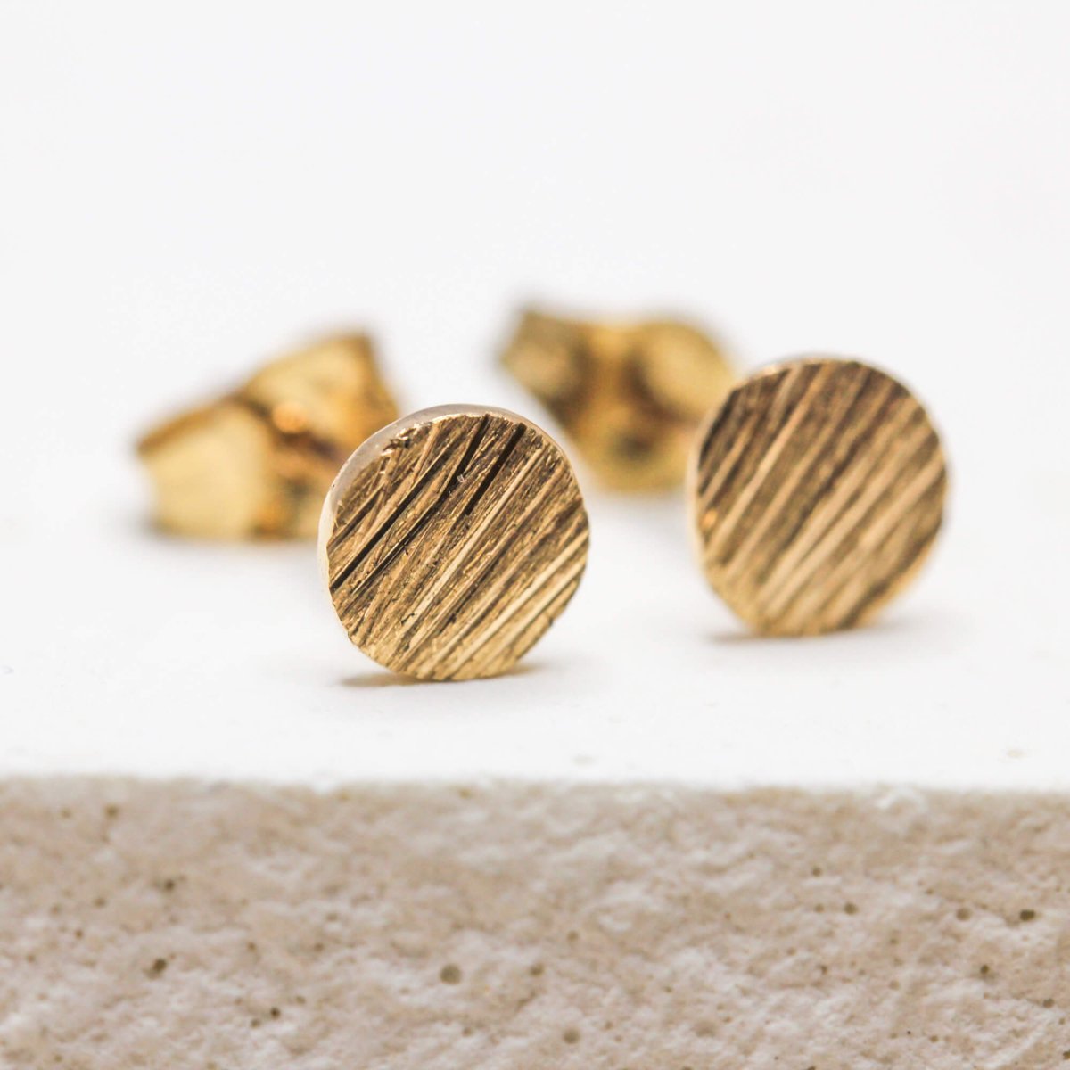 Puces d'oreille en or jaune équitable 18 carats Fairmined.