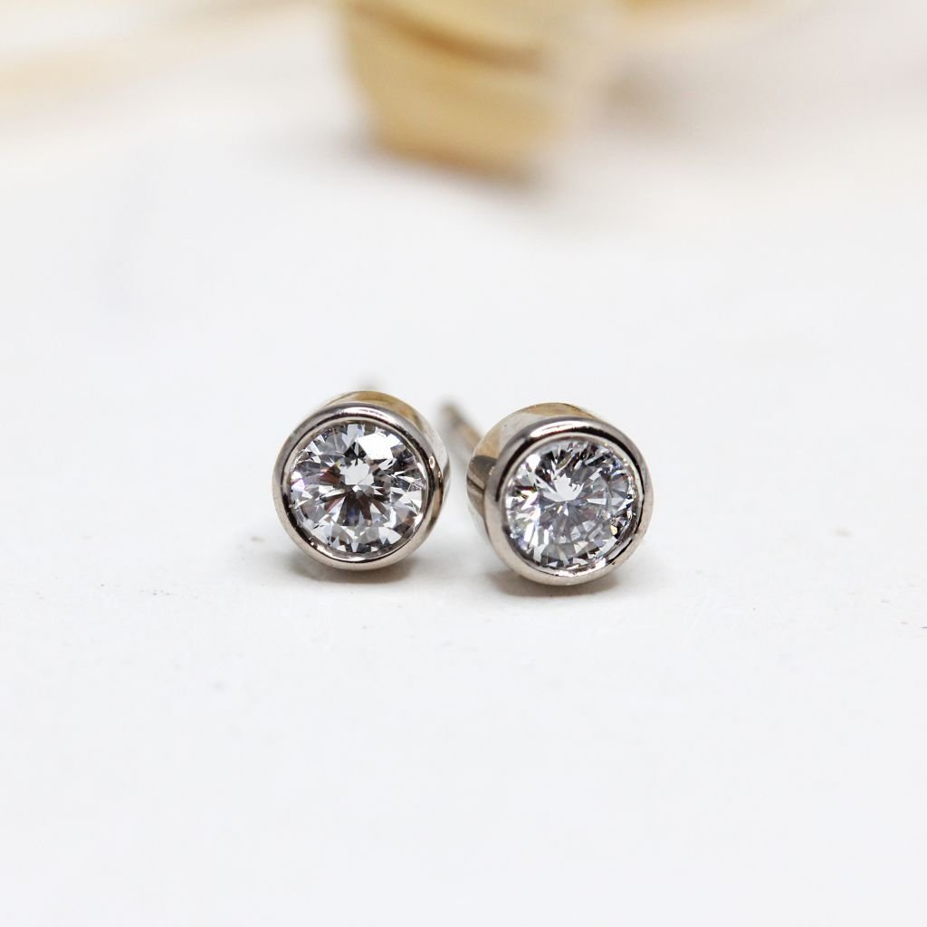 Boucles d'oreilles Solférine en or gris palladié 18 carats Fairmined. Elles sont ornées de deux diamants de synhtèse.