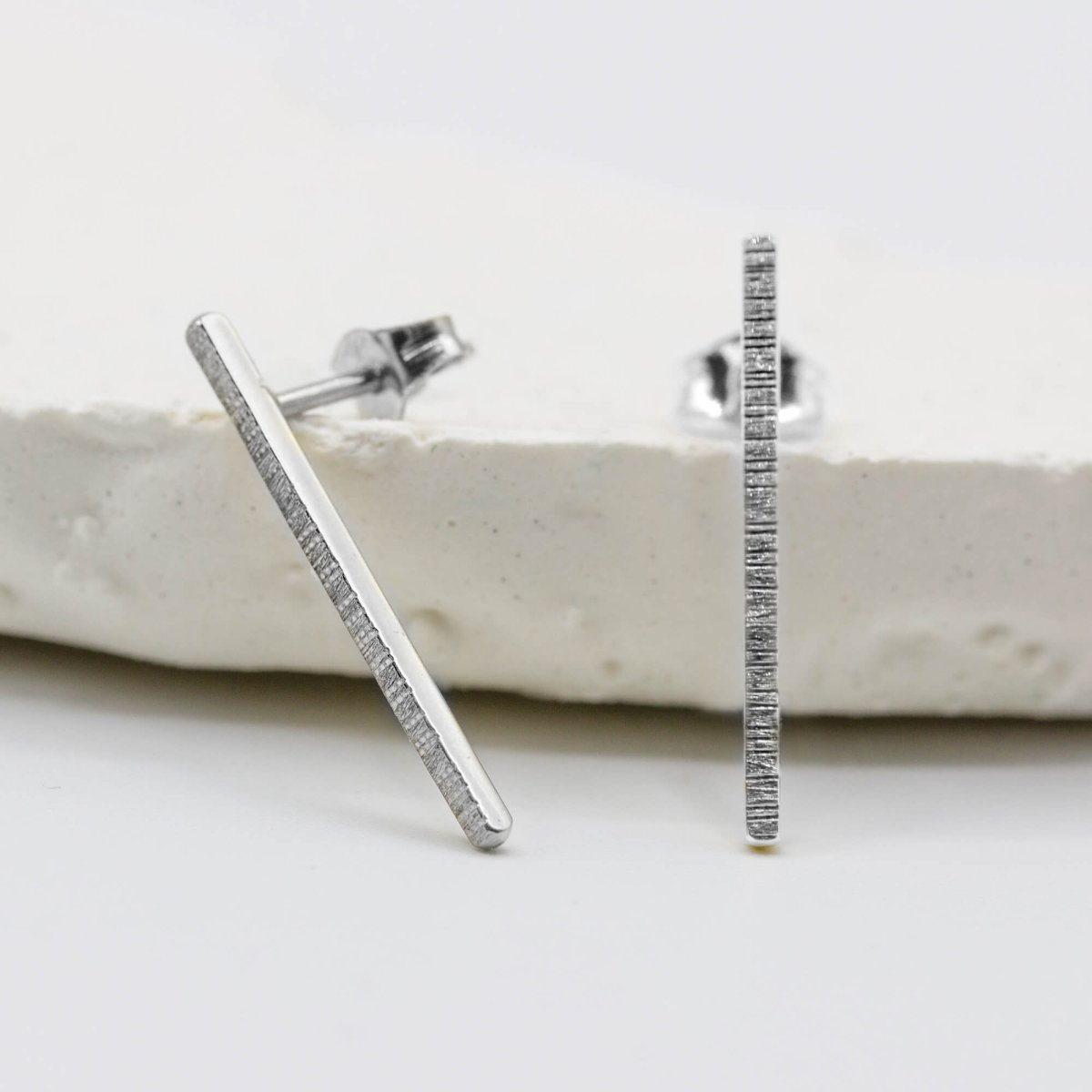 Boucles d'oreilles fines en or blanc équitable Fairmined. Fabriquées à Paris de manière artisanale dans notre atelier de joaillerie.