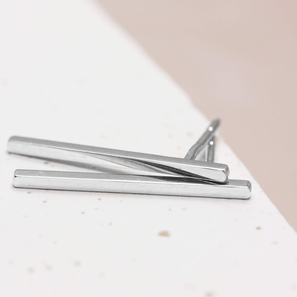 Paire de boucles d'oreille élégantes en or blanc 18 carats Fairmined.