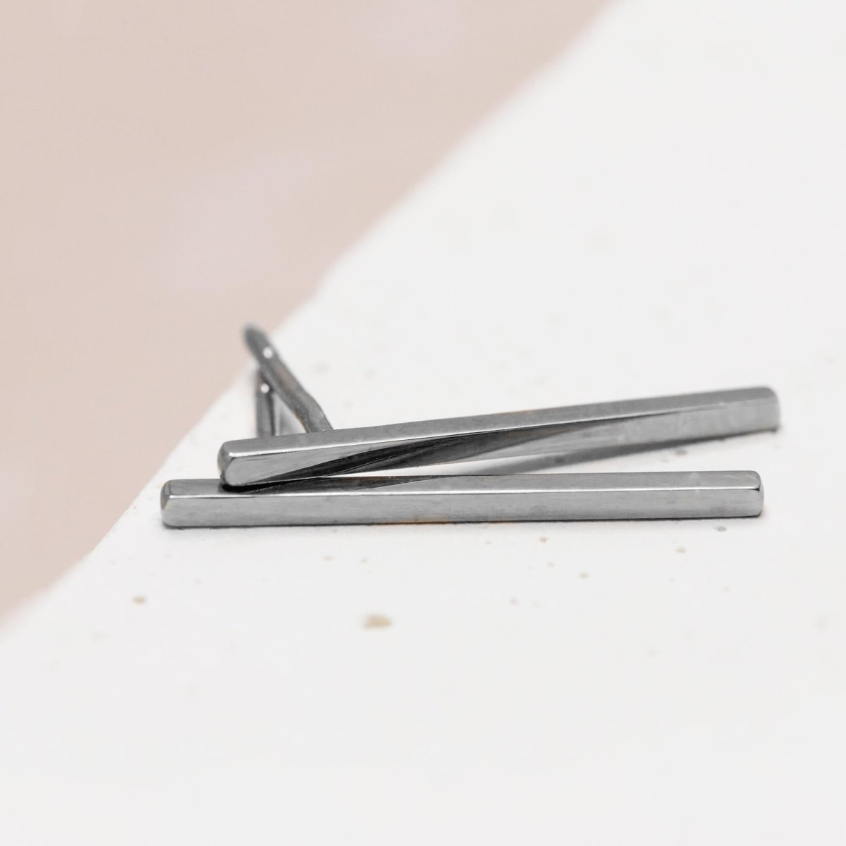 Boucles d'oreille originales en or gris palladié 18 carats.