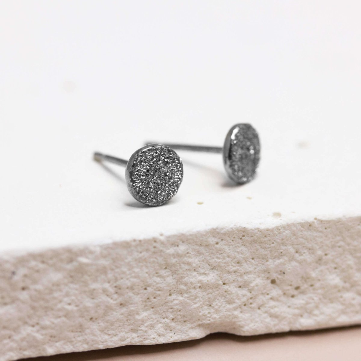 Boucles d'oreilles en or gris palladié Fairmined, réalisées à Paris dans notre atelier. Joaillerie éthique et artisanale.