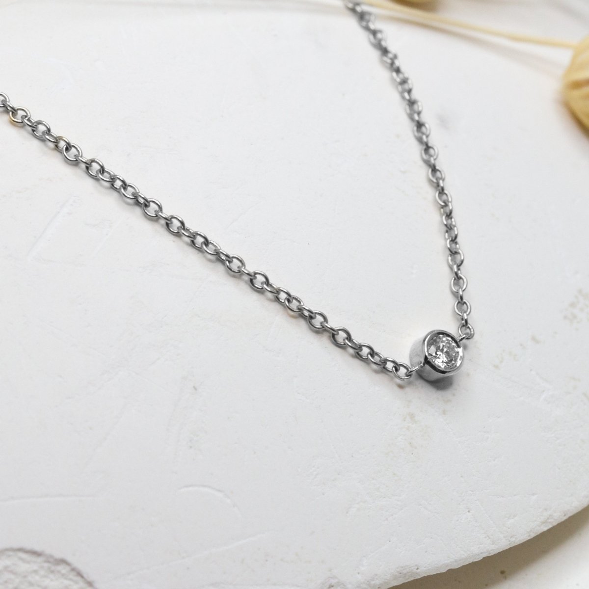 Bracelet personnalisé en or gris palladié avec un diamant de synthèse. Fabrication française, dans notre atelier de joaillerie à Paris.