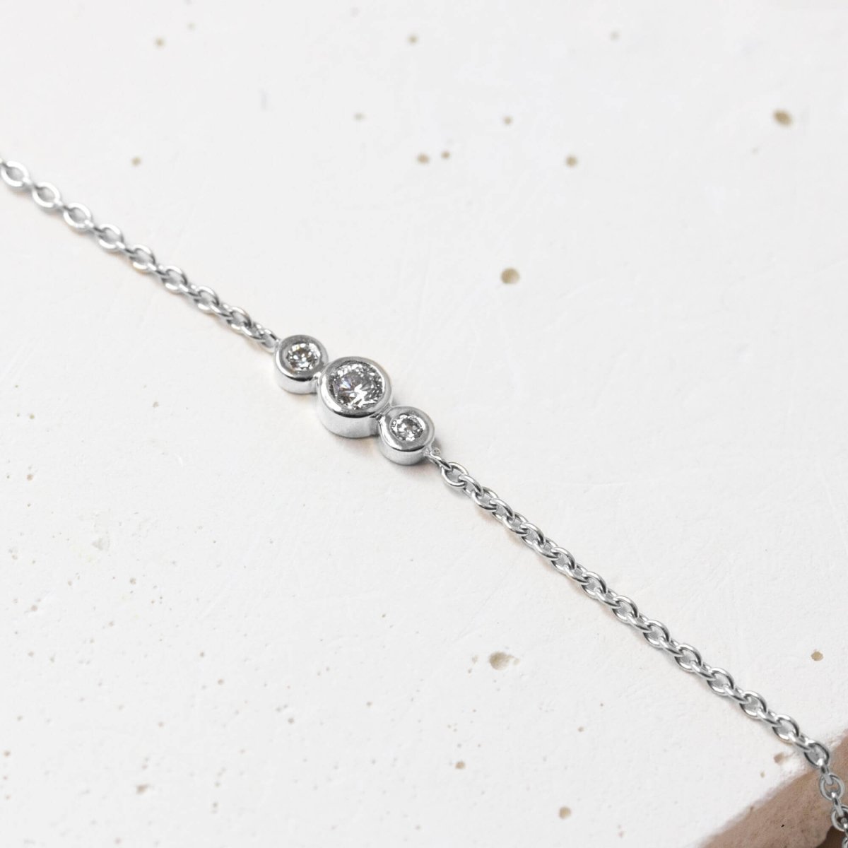 Bracelet en or blanc et diamants éthique et artisanal. Fabriquée à Paris dans notre atelier de joaillerie.