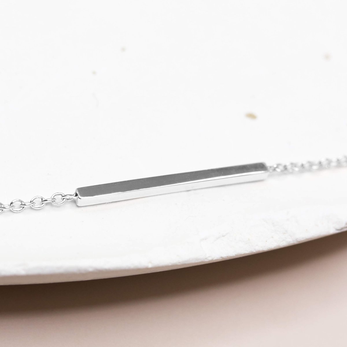 Bracelet fin femme en or blanc 18 carats.