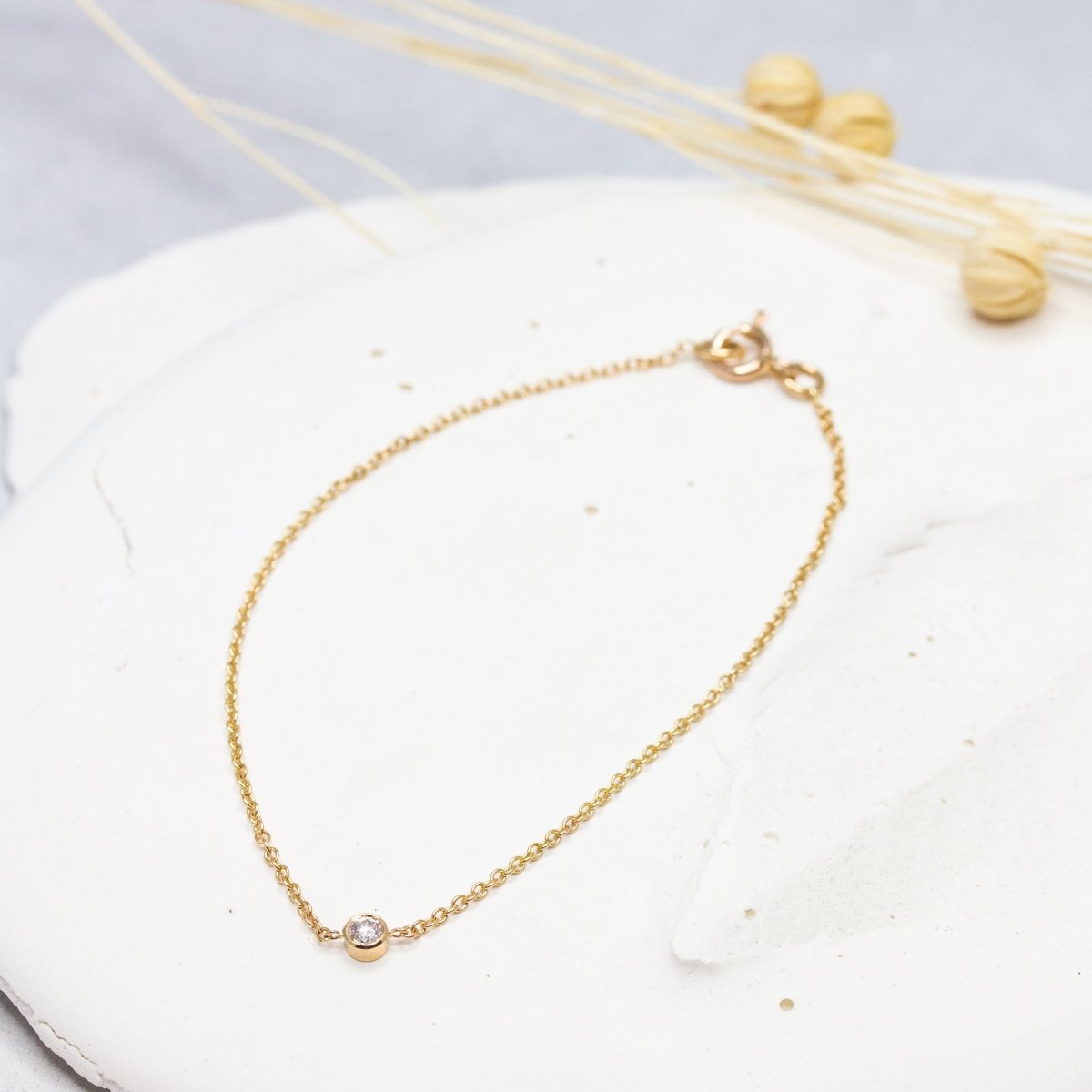 Bracelet en or jaune équitable avec une fine chaîne et un diamant de synthèse.