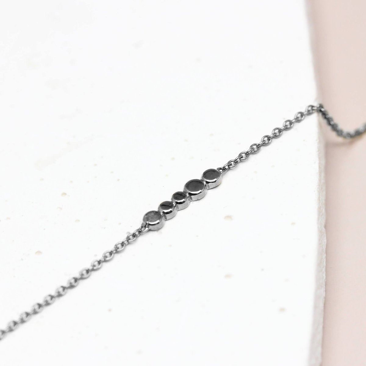 Bracelet artisanal en or gris palladié orné de 5 pépites d'or.