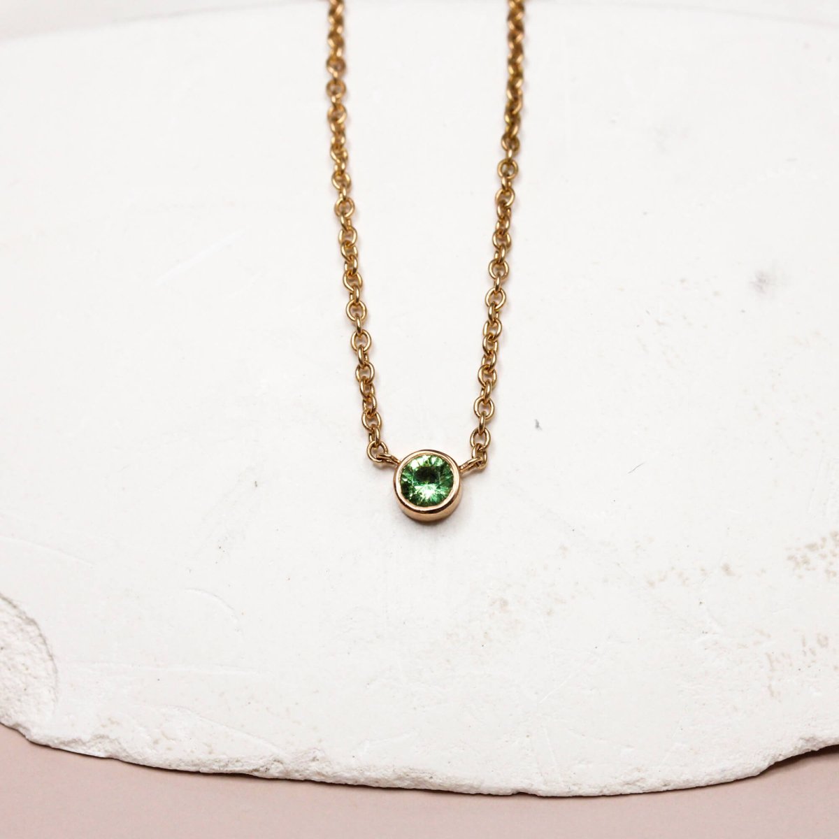 Collier artisanal en or rose 18 carats Fairmined orné d'un grenat tsavorite vert de 3 millimètres.