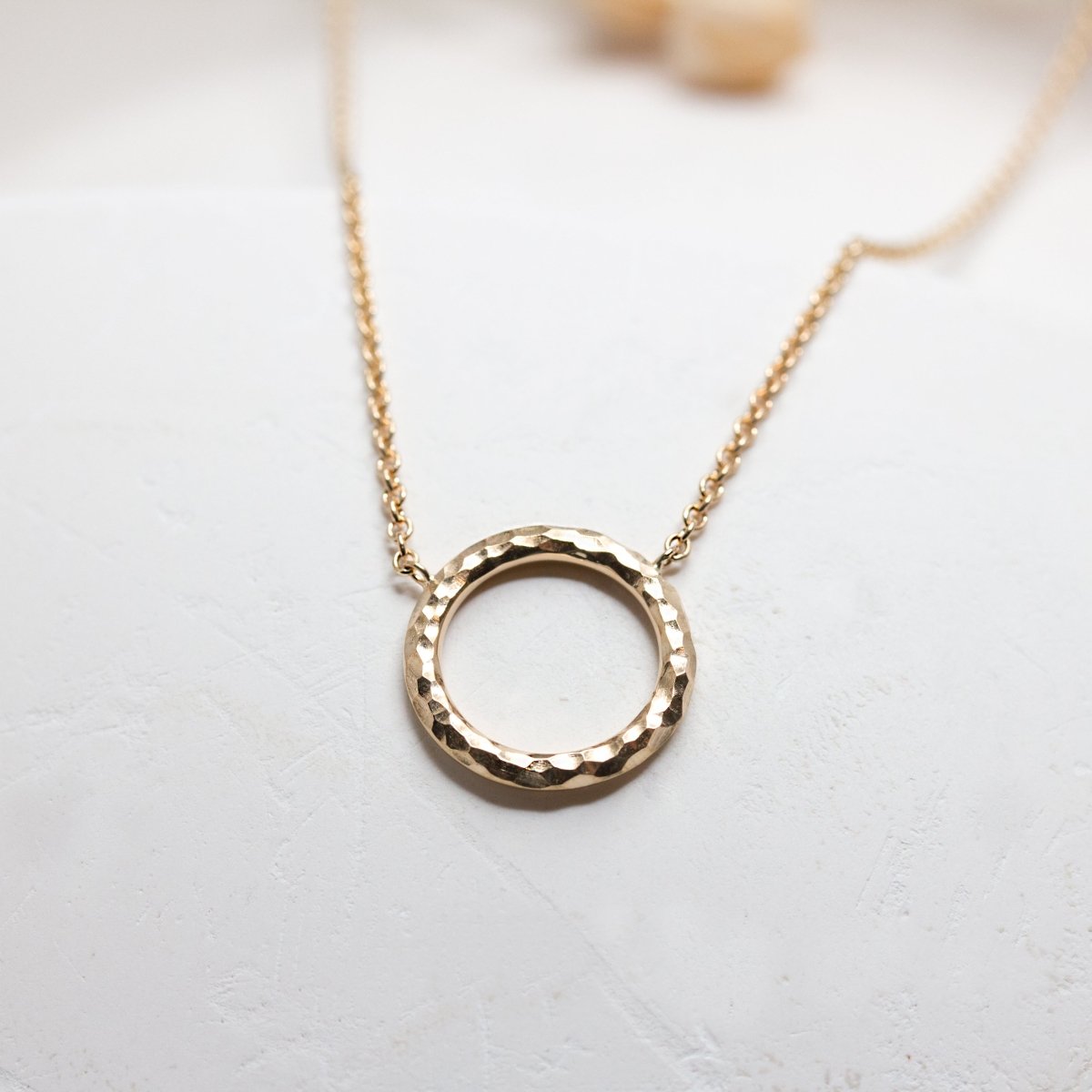 Collier artisanal en or rose Fairmined, réalisé dans notre atelier de joaillerie éthique à Paris.