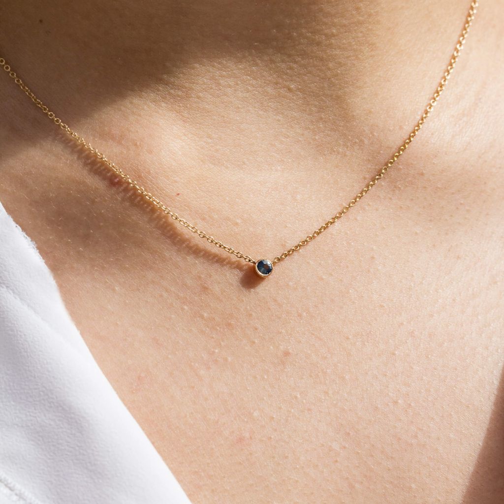 Collier Solférine en or rose-champagne 18 carats Fairmined, orné d'un saphir.