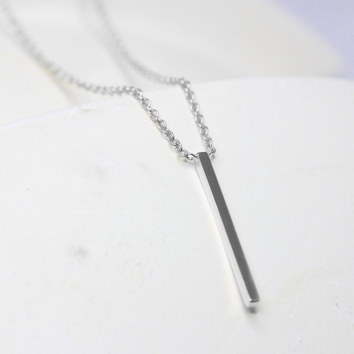 Collier fin trait d'or blanc éthique Fairmined, fabrication française et artisanale