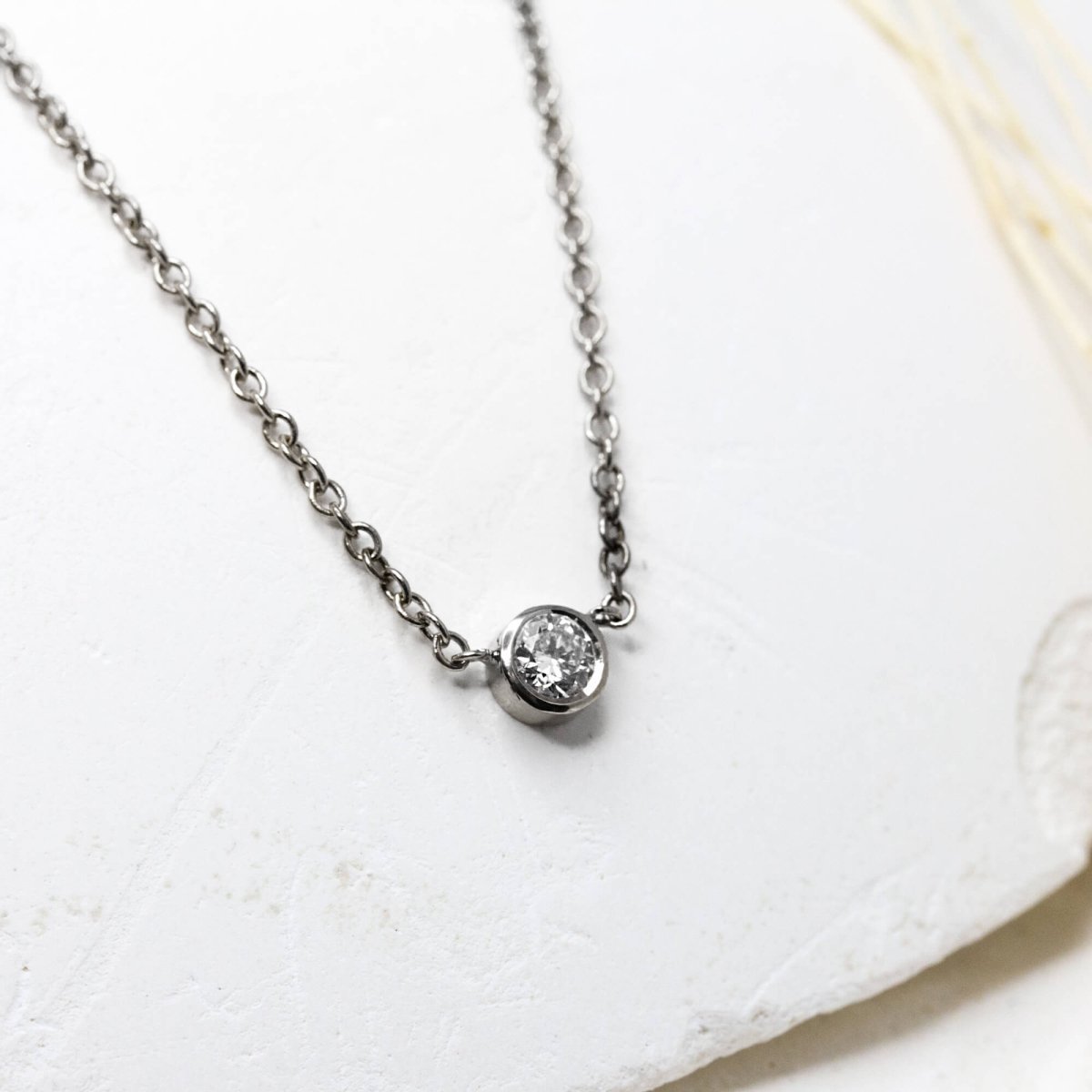 Collier orné d'un diamant de synthèse en or gris palladié Fairmined. Bijouterie Paris et Lyon