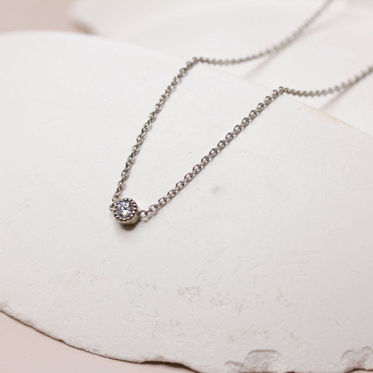 Collier en or gris palladié Fairmined. Orné d'un diamant de synthèse éco-responsable.