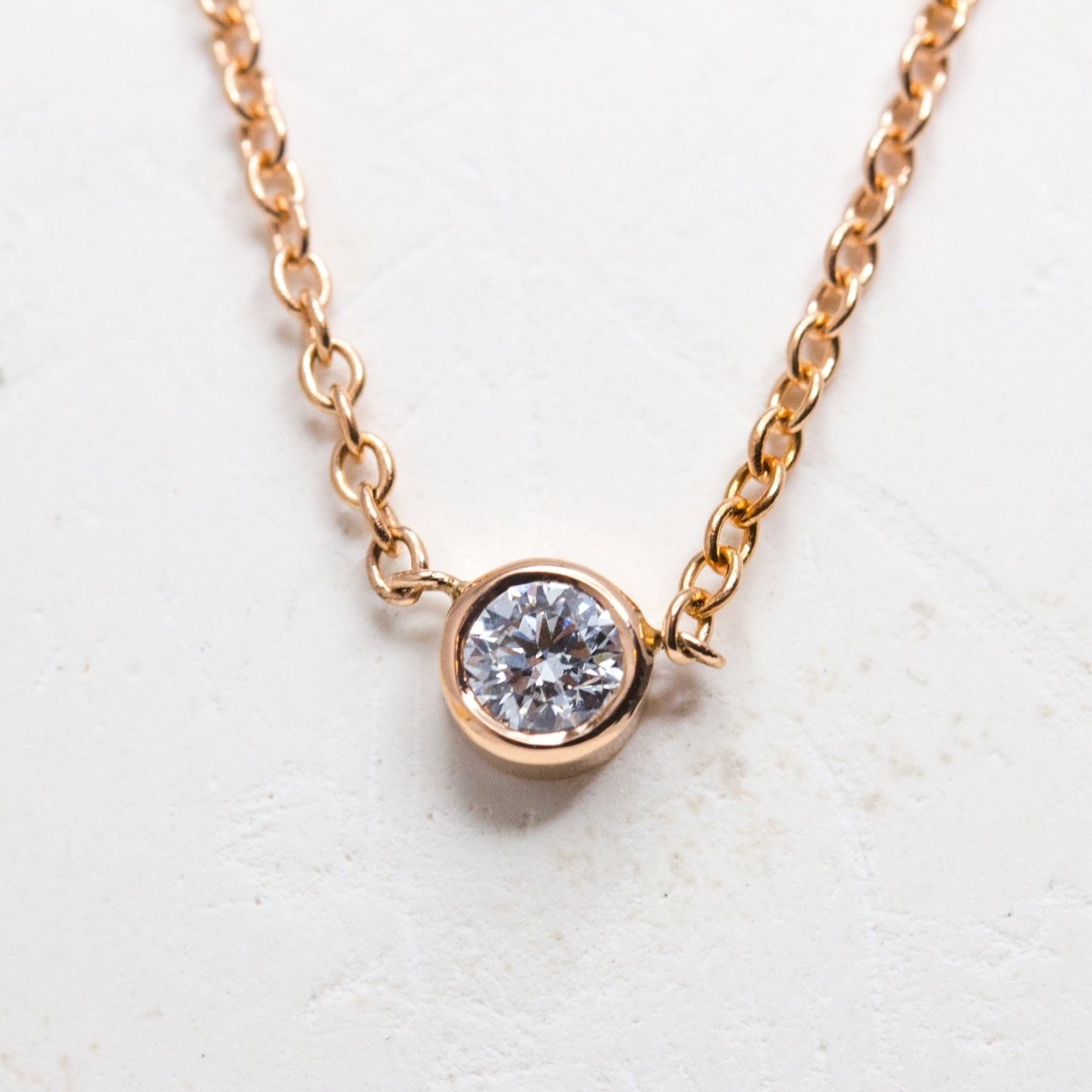 Collier personnalisé avec un diamant de synthèse et de l'or rouge Fairmined. Fabrication française et artisanale.