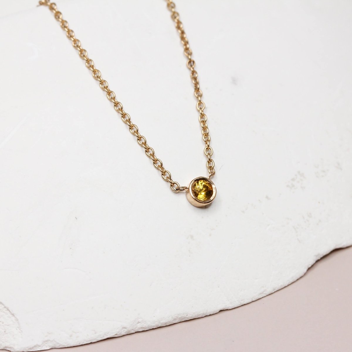 Collier original en or rose-champagne 18 carats Fairmined, orné d'un saphir jaune.