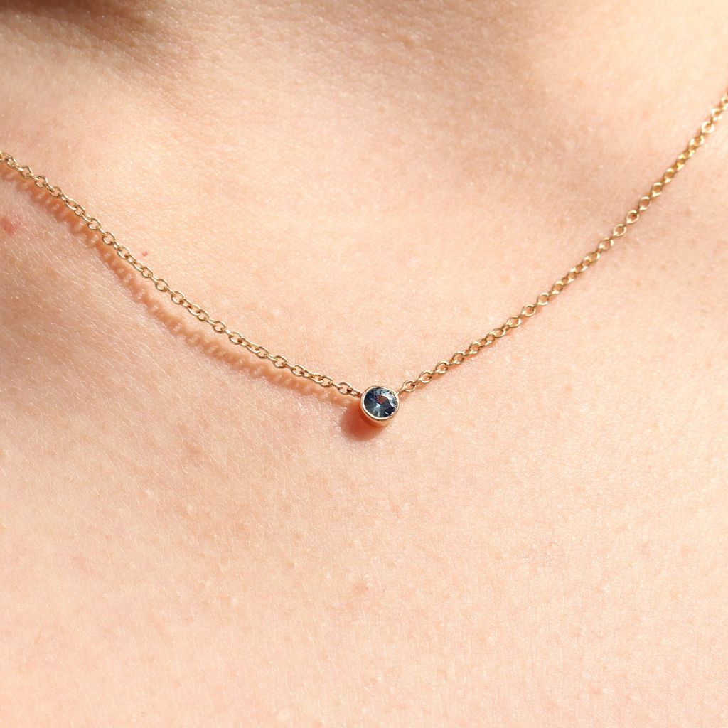 Collier original en or rose fairmined orné d'un saphir bleu au centre.