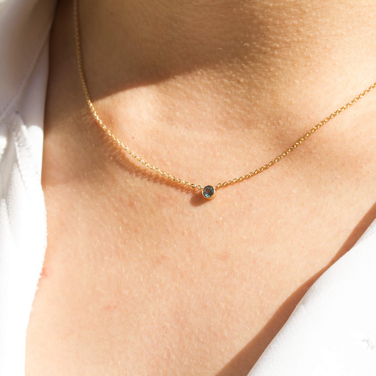 Collier artisanal en or éthique Fairmined orné d'une aigue-marine bleue.