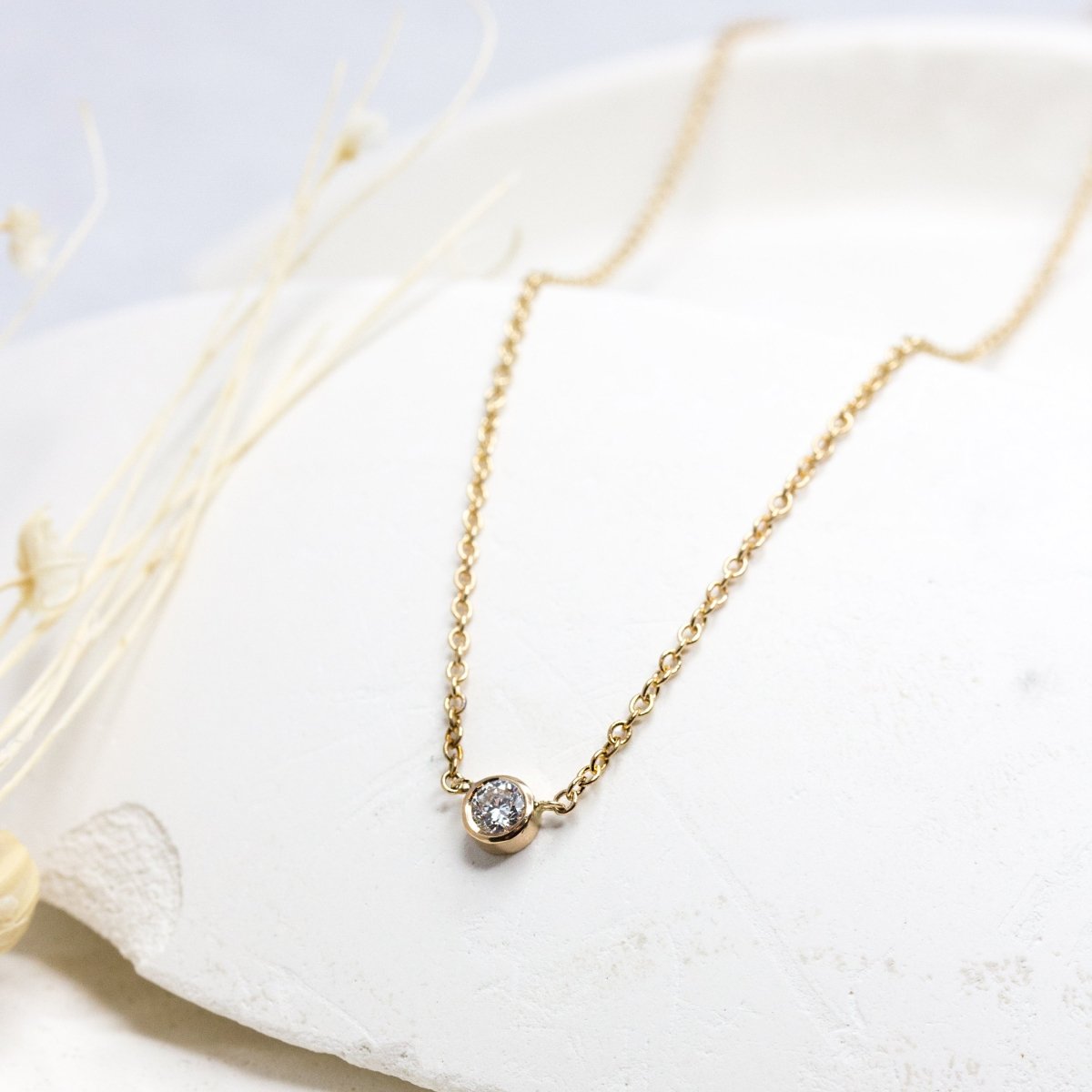 Collier en or rose et diamant de synthèse, fabriqué artisanalement dans notre atelier de joaillerie à Paris.