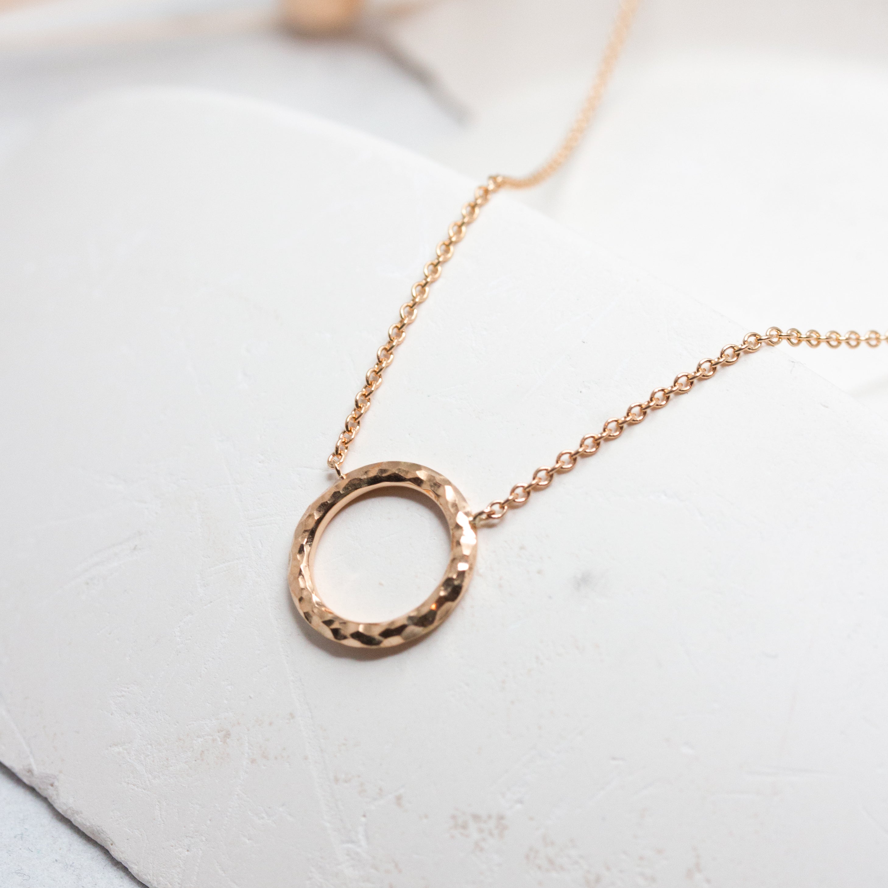 Collier martelé en or rouge éthique Fairmined, made in France.