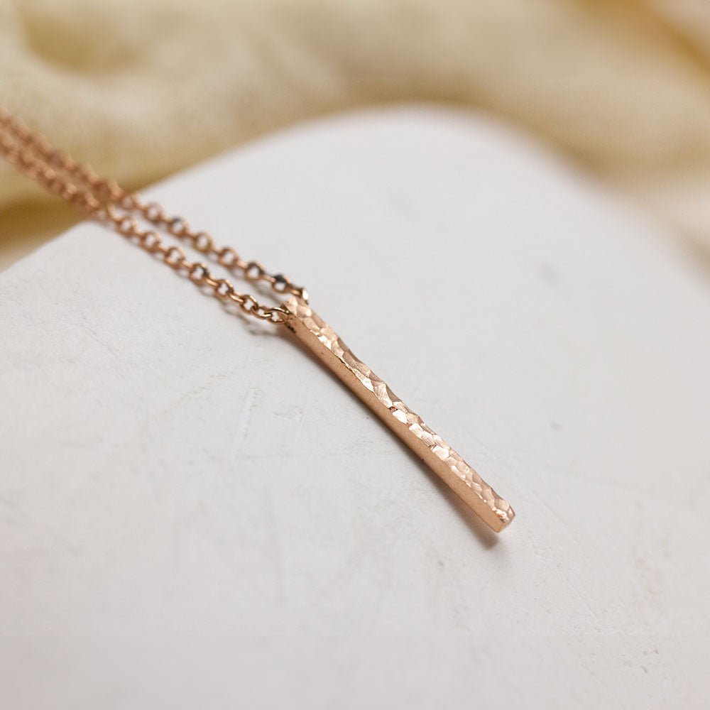 Collier éthique en or rouge 18 carats créé dans un atelier de joaillerie à Paris.