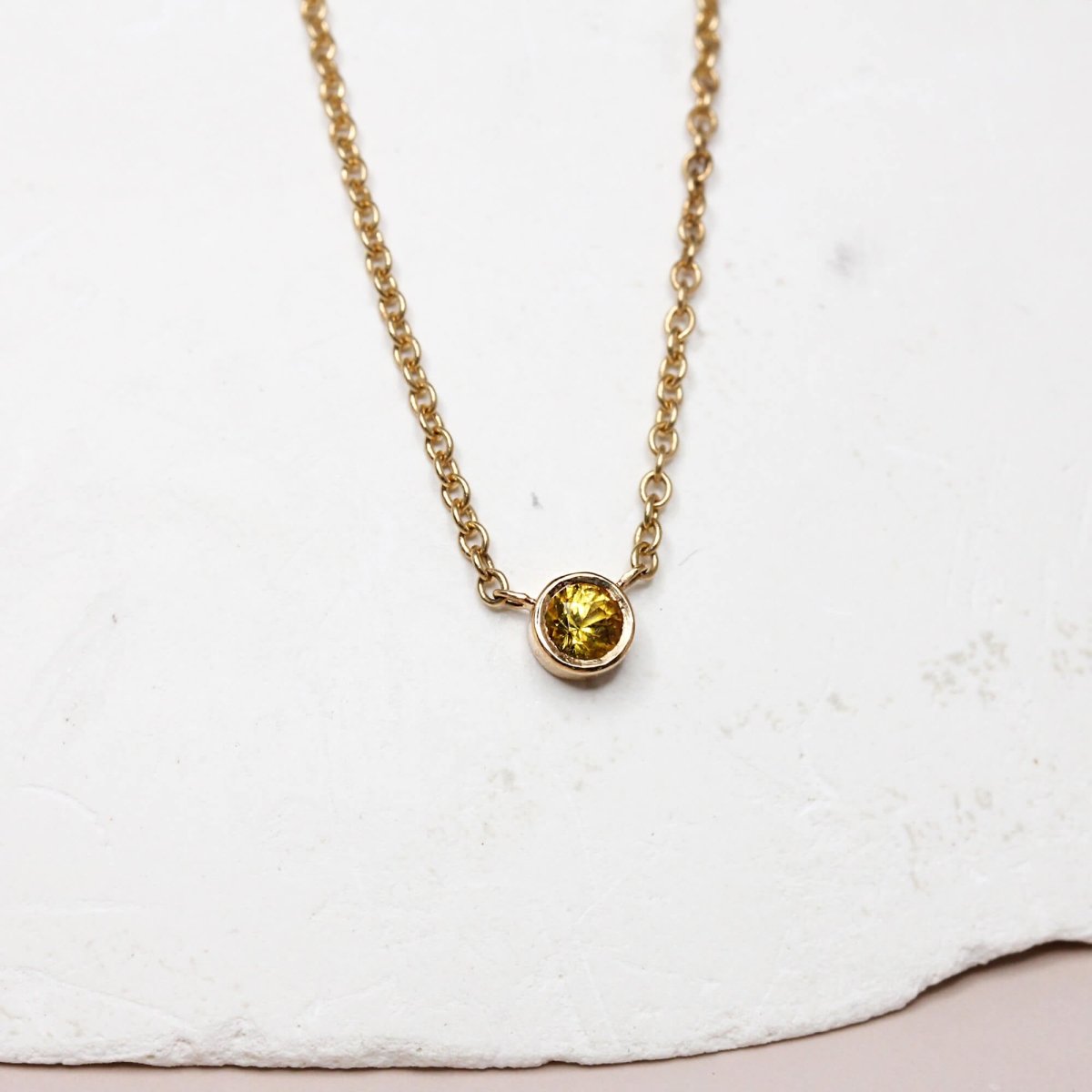 Collier Solférine en or rose-champagne 18 carats Fairmined et son saphir jaune.