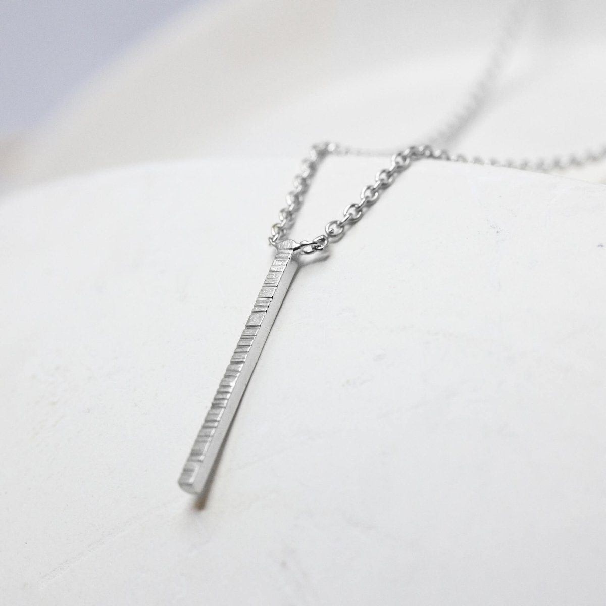 Collier personnalisé en or blanc Fairmined 18 carats artisanal et éthique