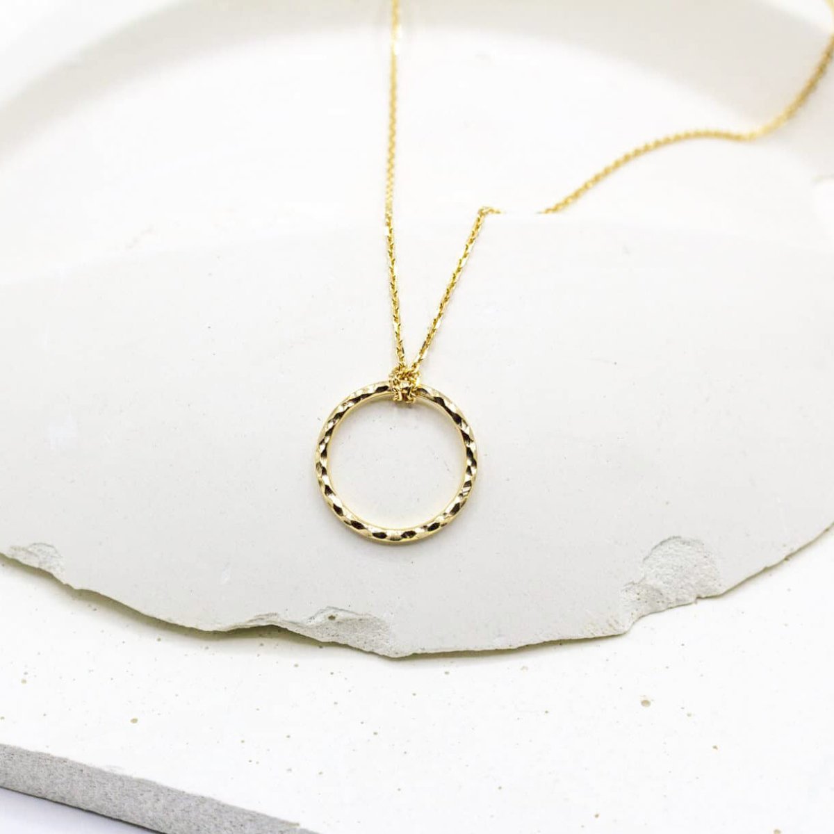 Collier Grand Cercle Sarita réalisé en or jaune 18 carats Fairmined à Paris