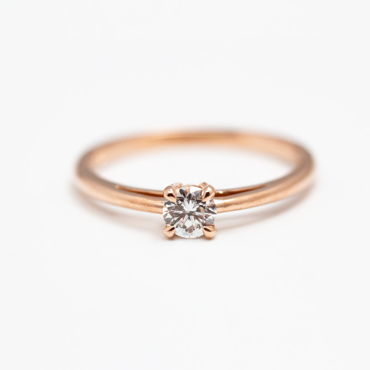 Bague solitaire femme en or rouge 750/1000 recyclé et Fairmined, sertie d'un diamant de synthèse 4mm