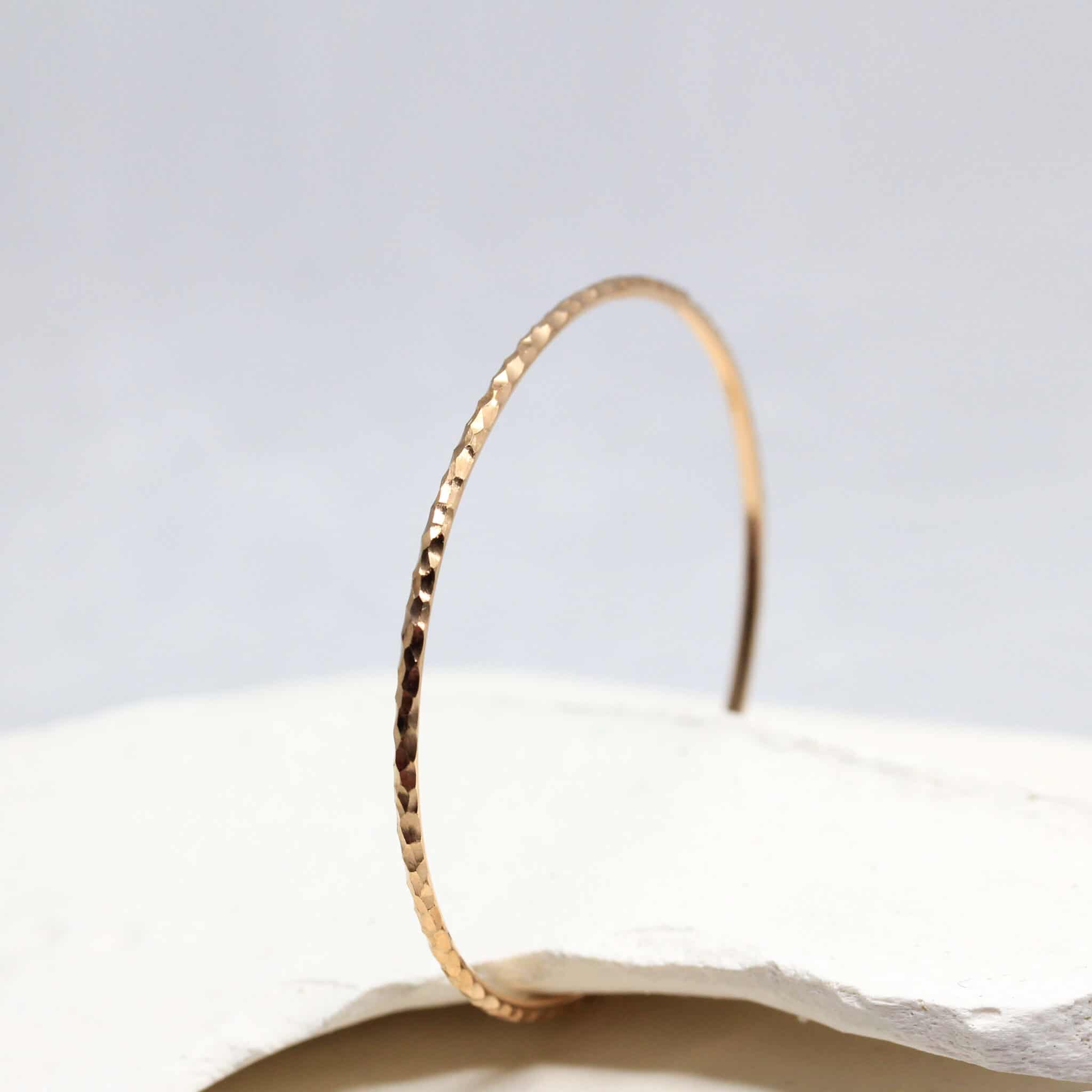 Jonc Sarita réalisée en or rouge 18 carats Fairmined à Paris