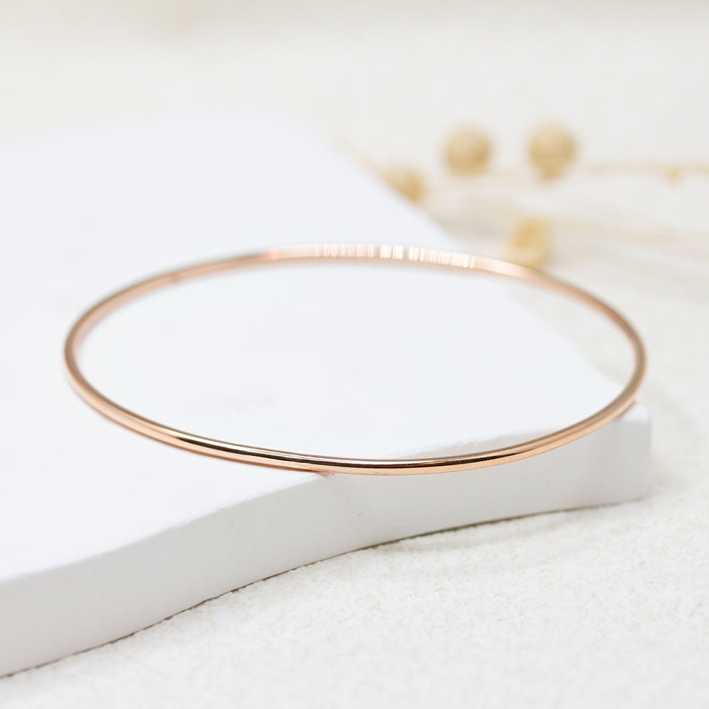 Bracelet lisse et brillant en or éthique et responsable.