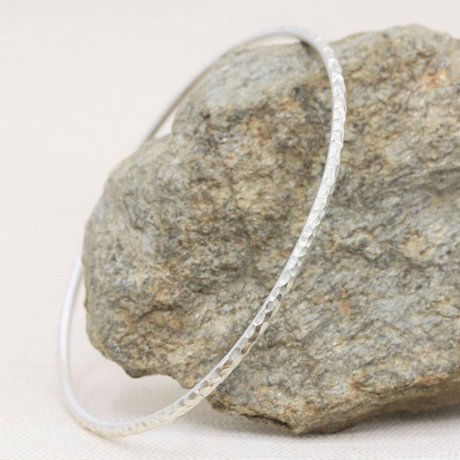 Jonc Sarita réalisée en argent 925/1000 Fair ASM à Paris