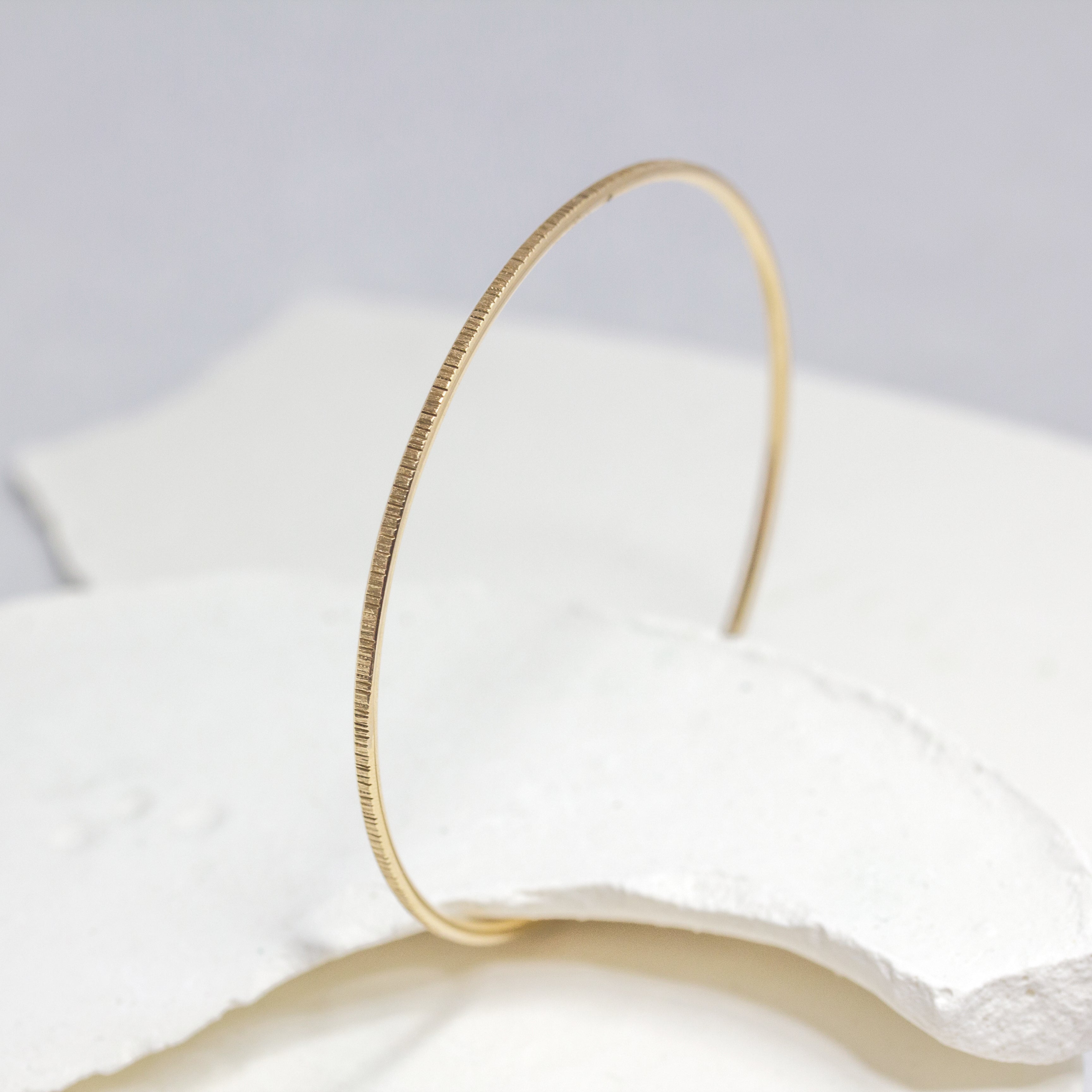 Jonc Isandre, réalisée en or rose-champagne 18 carats Fairmined, dans une joaillerie éthique.