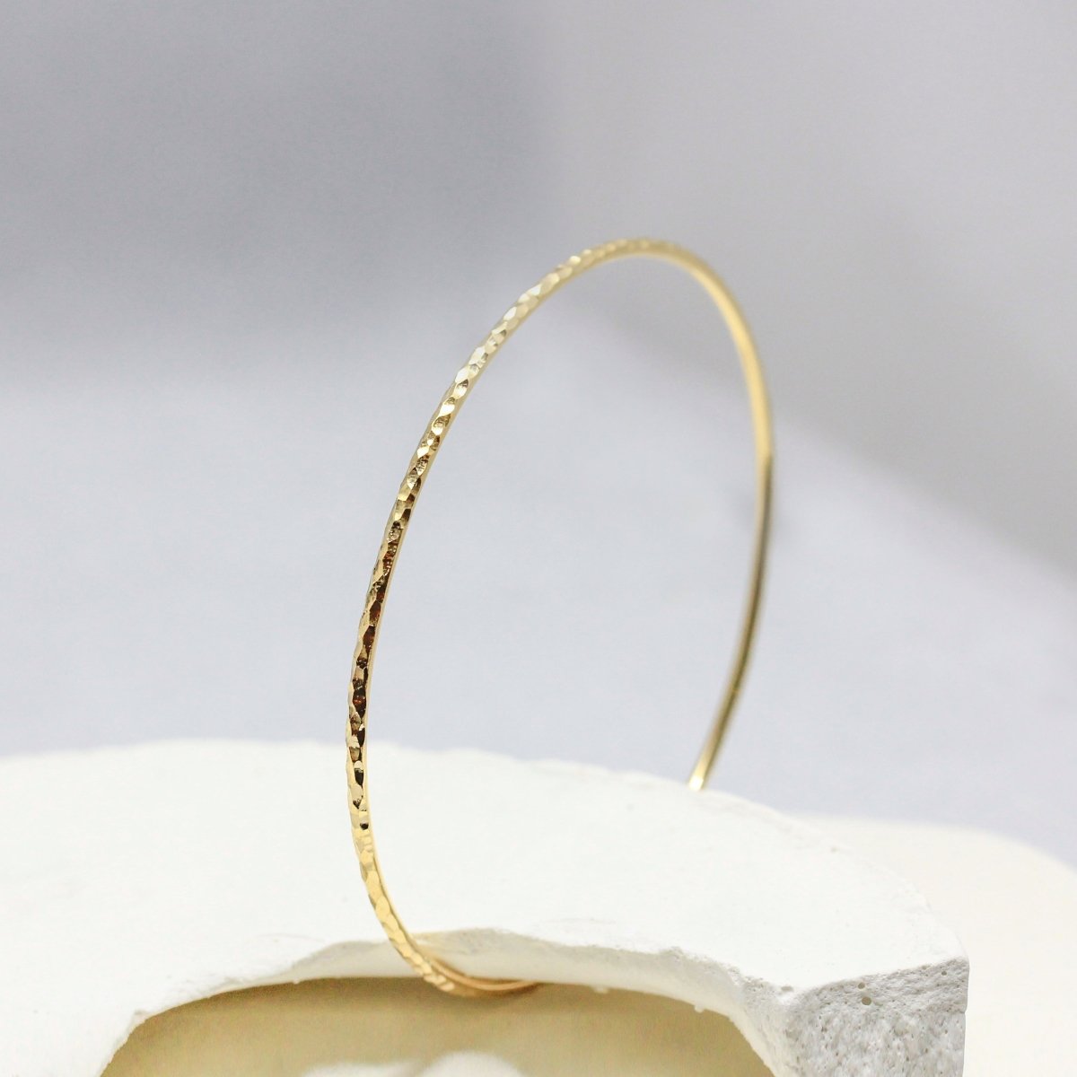 Jonc Sarita réalisée en or jaune 18 carats Fairmined à Paris