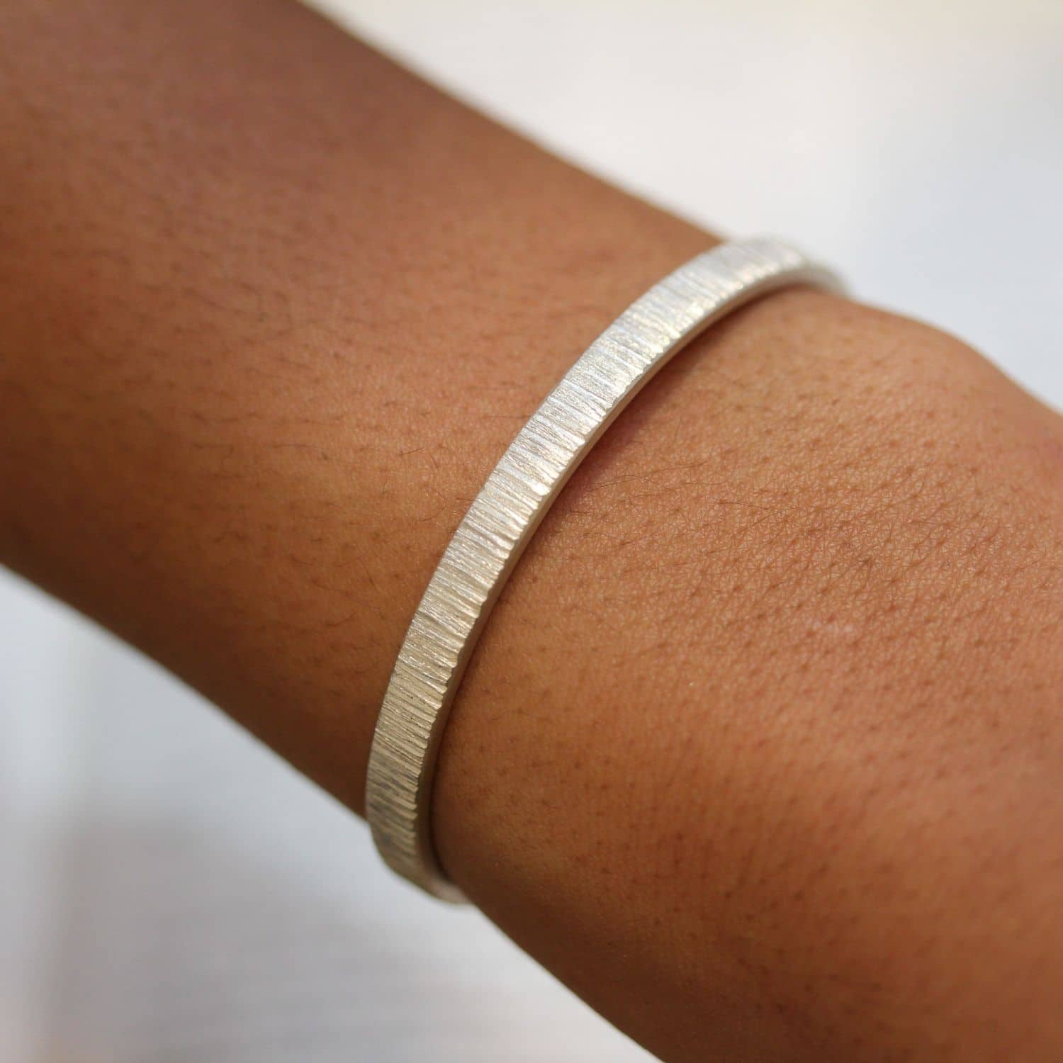 Manchette Isandre portée réalisée en argent 925/1000 Fairmined à Paris