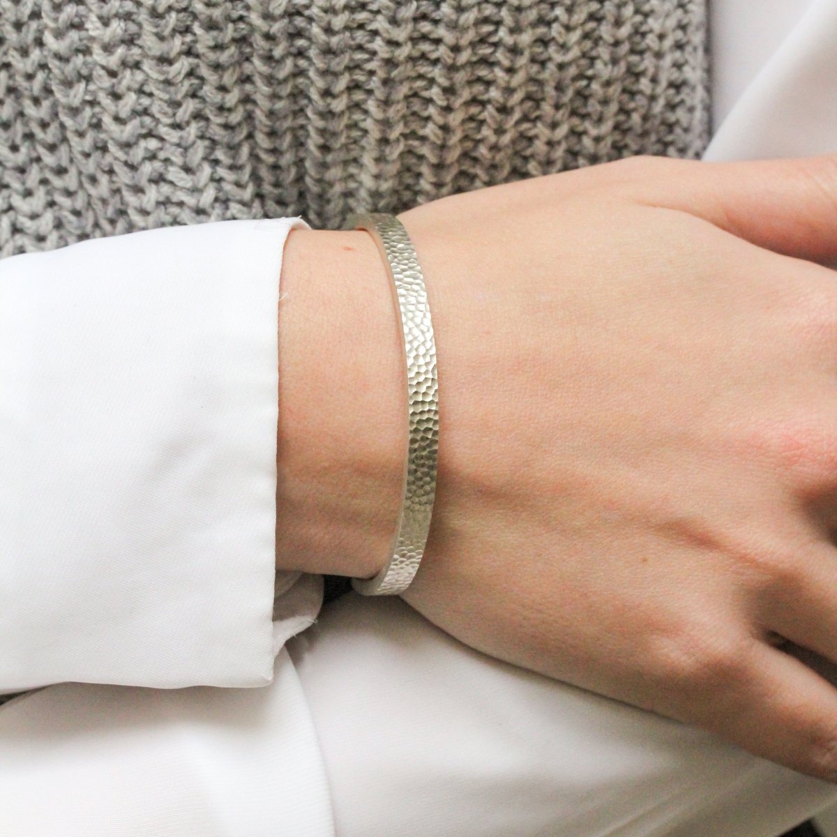 Manchette en argent texturée.