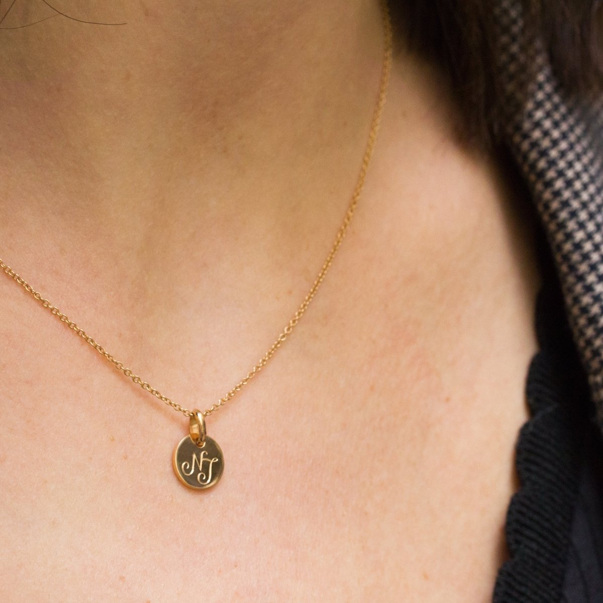 Médaille naissance personnalisée avec initiales en or 18 carats Fairmined, fabriquée à Paris.