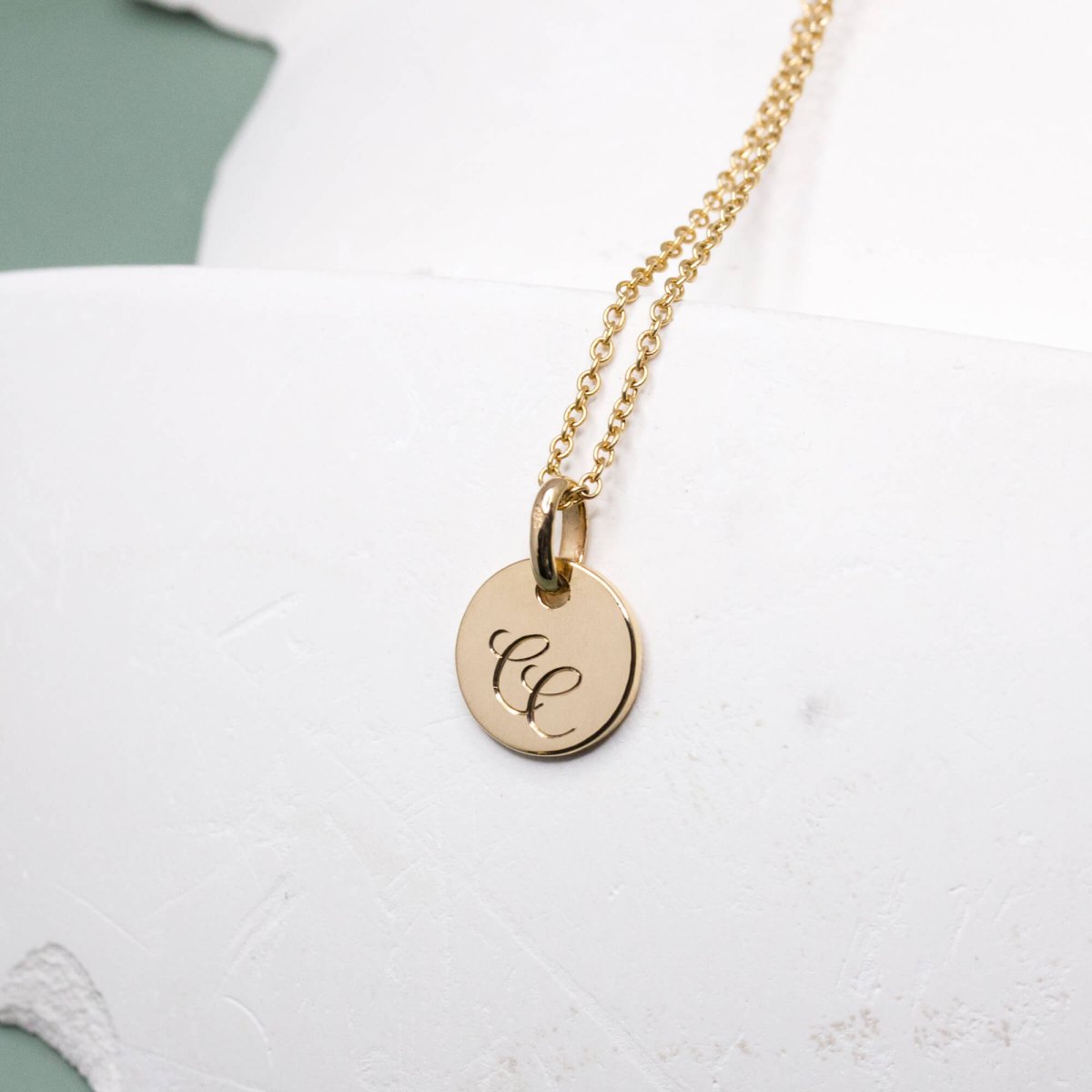 Médaille baptême en or 18 carats éthique et gravure des initiales