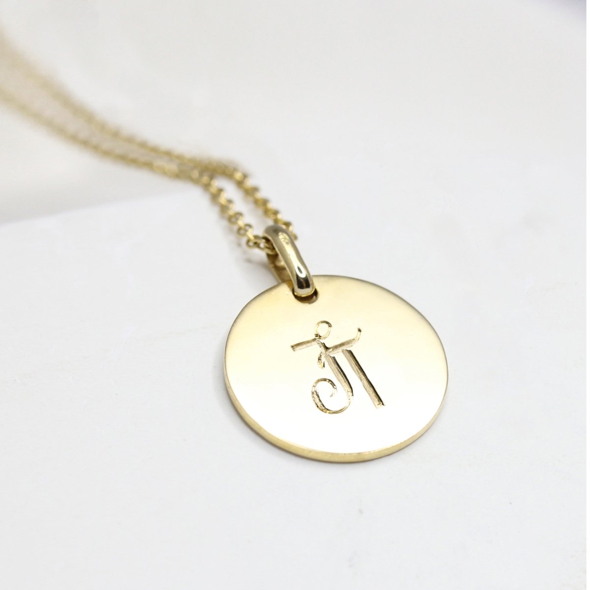 Médaille personnalisée baptême et communion. Fabriquée artisanalement en or éthique Fairmined à Paris.