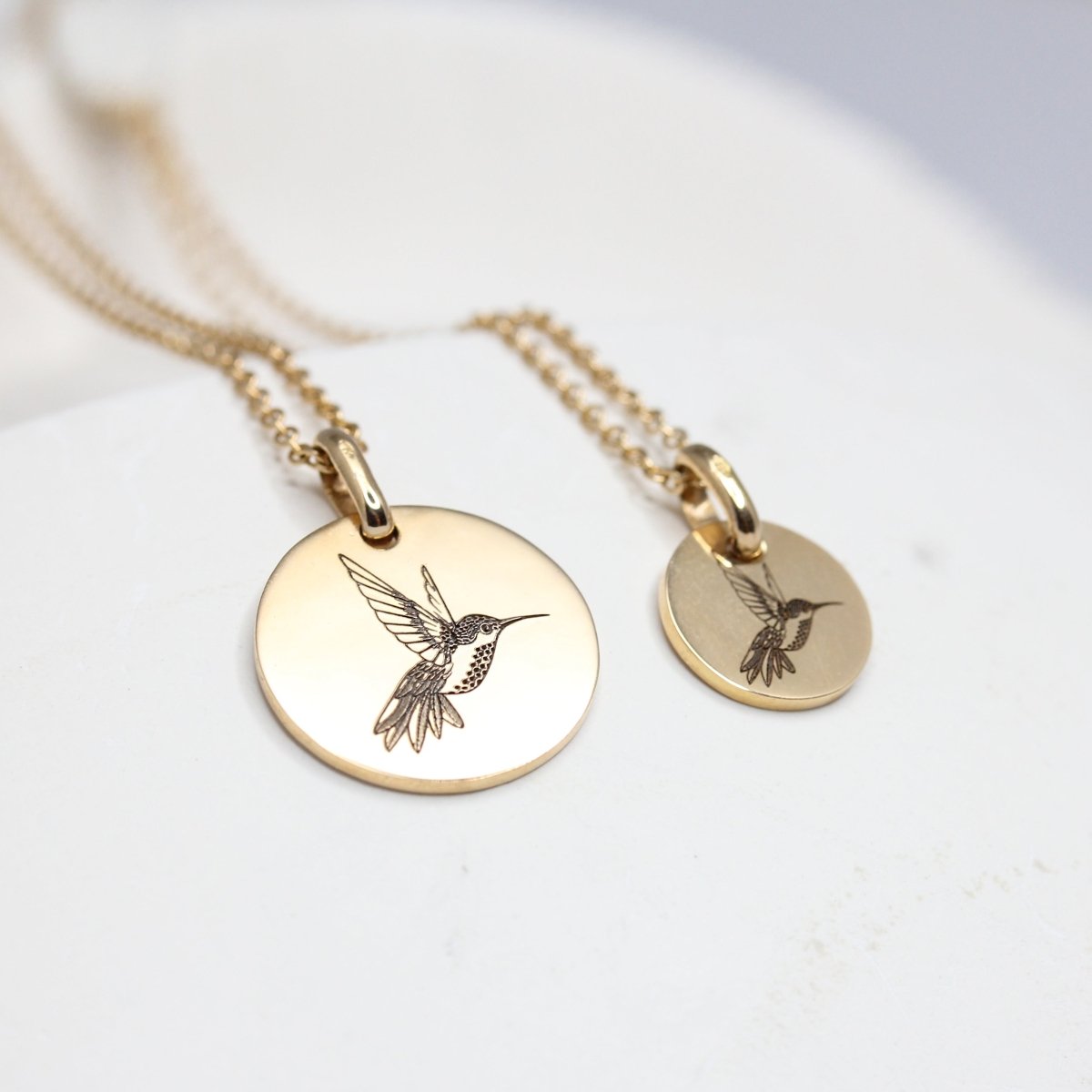 Médaille Colibri 15 mm réalisée en or rose-champagne 18 carats Fairmined à Paris