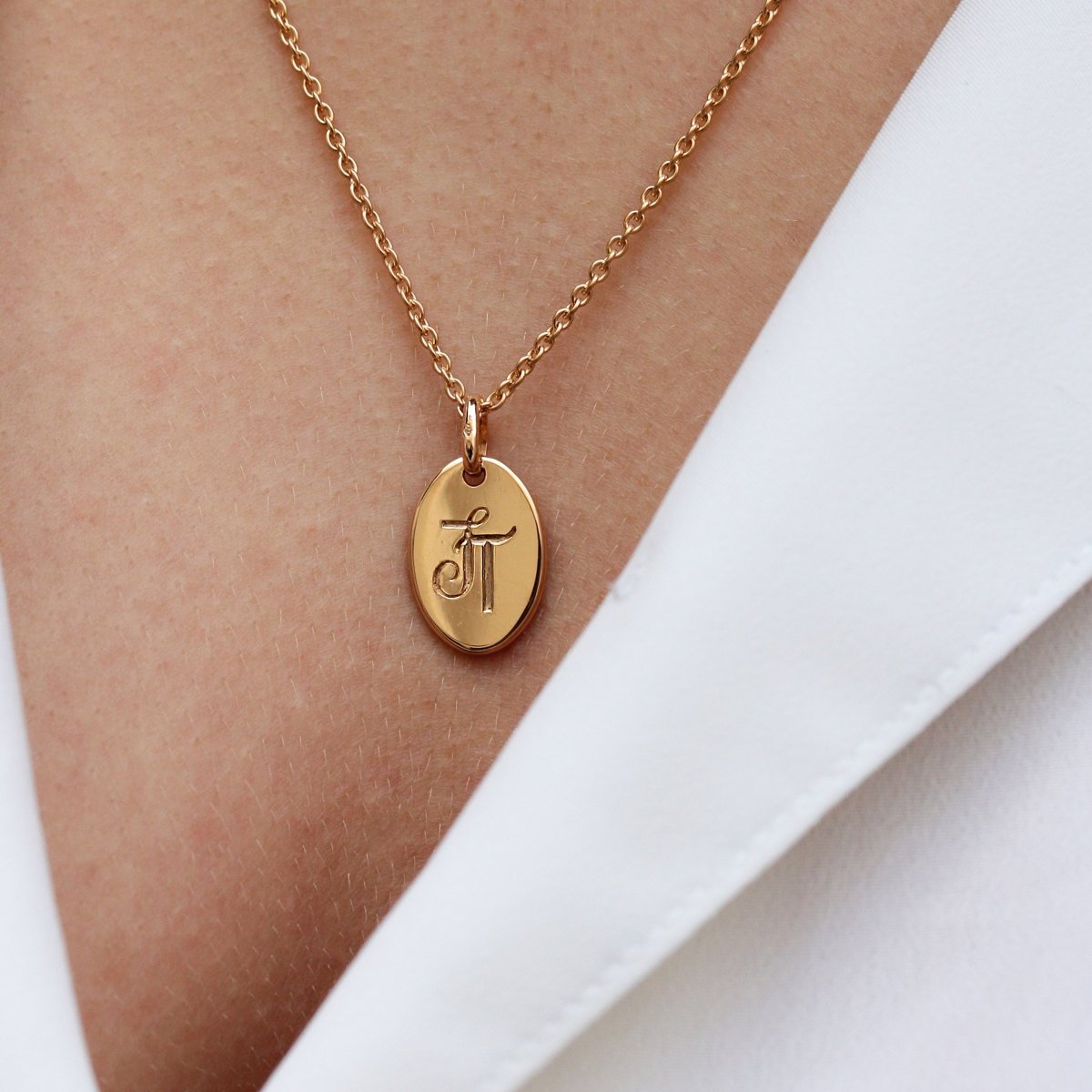 Médaille ovale artisanale à personnaliser avec ses initiales. Fabriquée à Paris dans notre atelier de joaillerie.