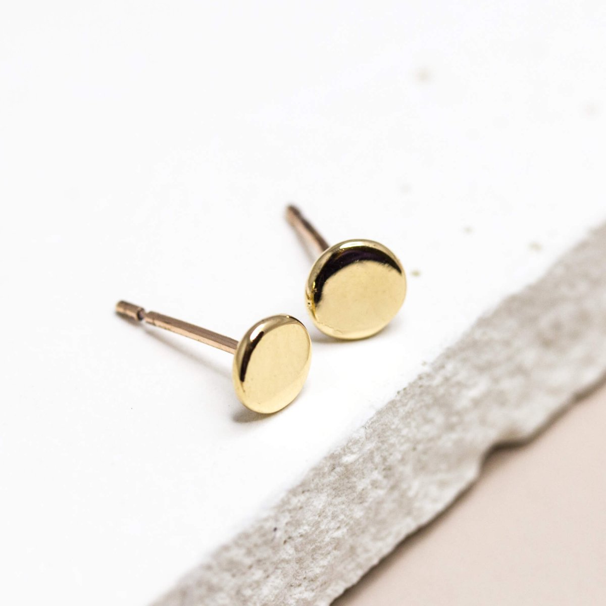 Puces d'oreilles fines éthiques en or jaune équitable Fairmined.