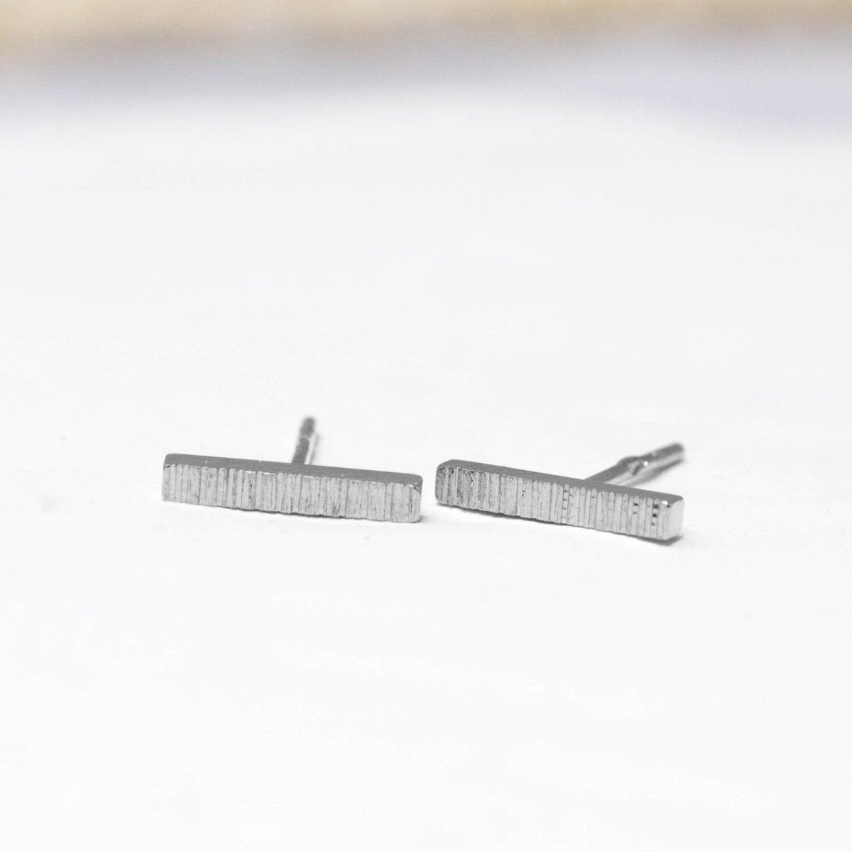 Puces d'oreille en or blanc éthique et équitable Fairmined, fabriqués à Paris dans notre atelier de joaillerie.