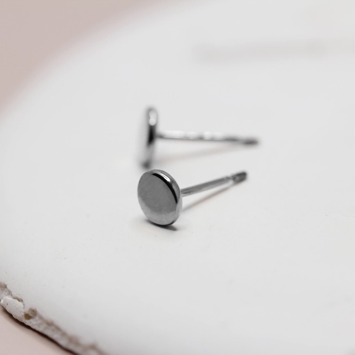 Puces d'oreilles fines éthiques en or gris palladié équitable Fairmined.