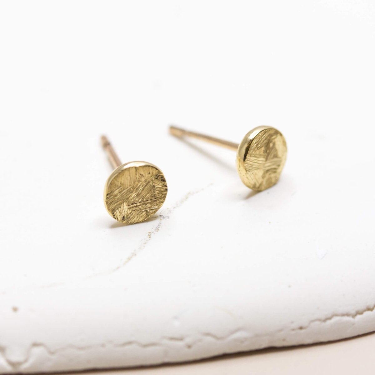 Boucles d'oreilles enfants et adultes en or jaune 18 carats Fairmined. Joaillerie éco-responsable et éthique.