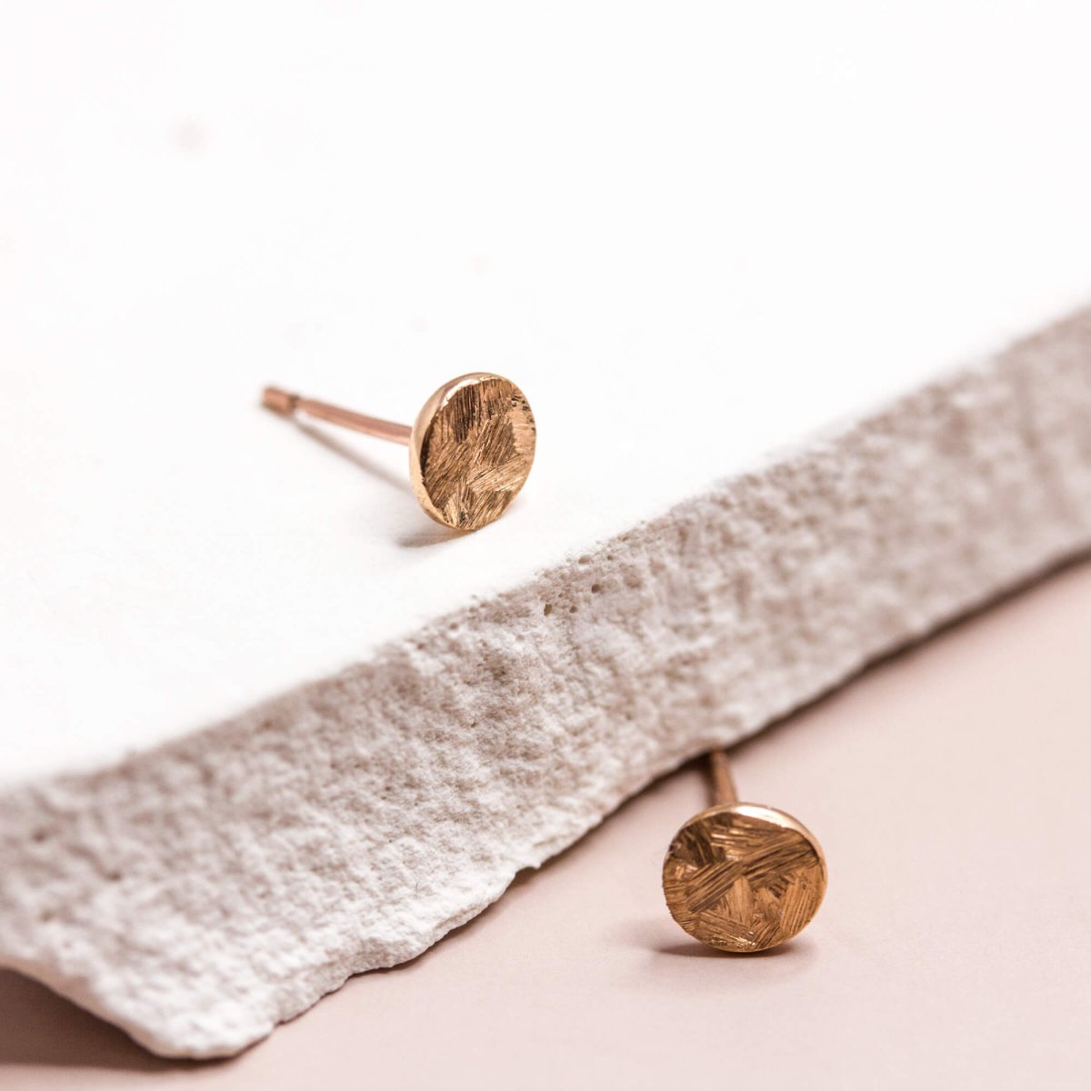 Puces d'oreilles en or rouge 18 carats Fairmined, made in Paris. Joaillerie éthique et artisanale.