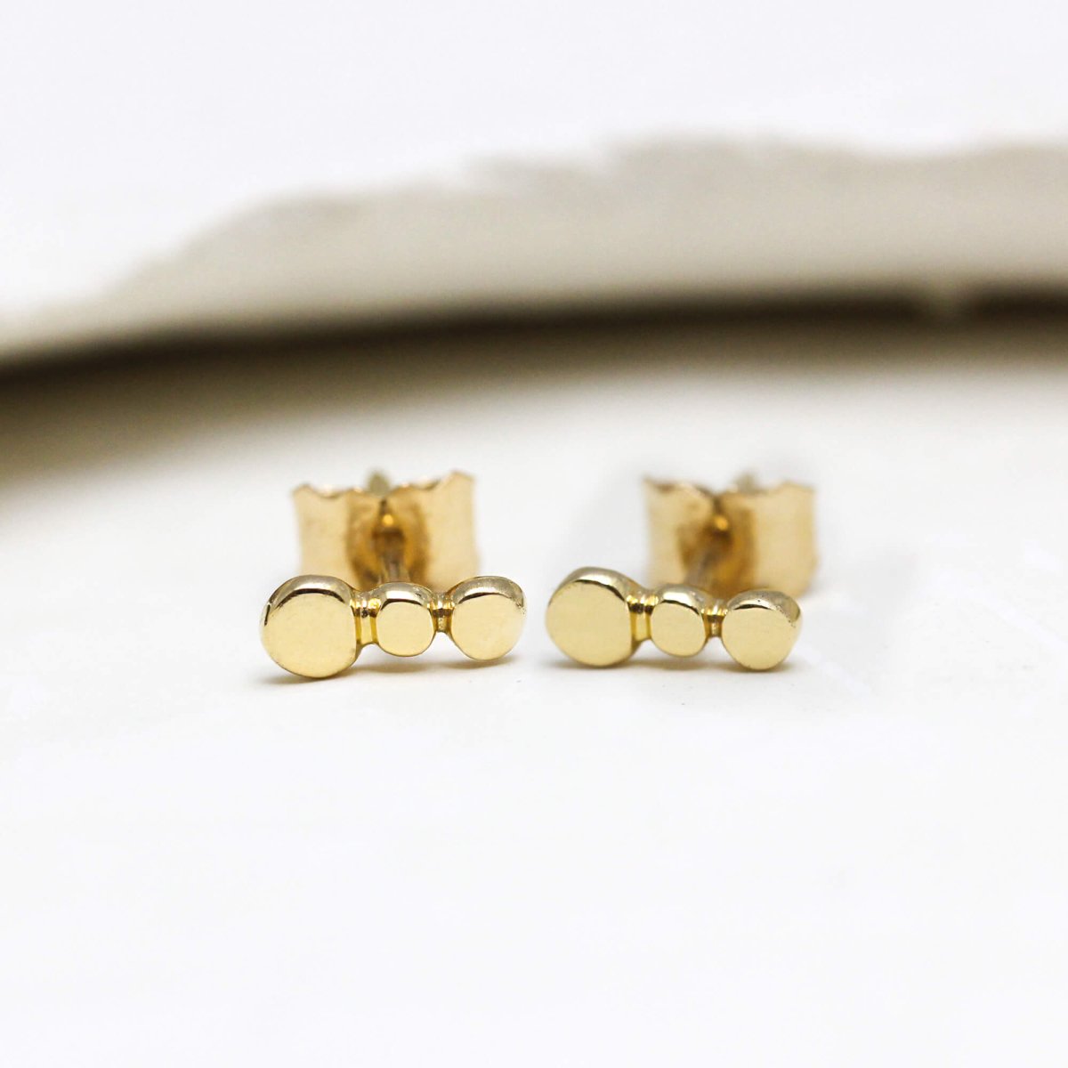 Puces d'oreille en or jaune 18 carats Fairmined. Fabrication artisanale à Paris.