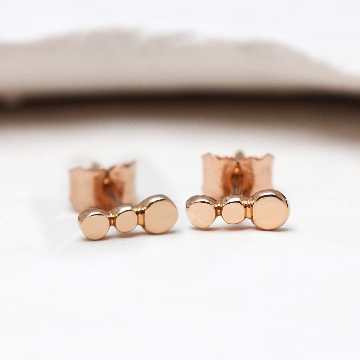 Puces d'oreille en or rouge éthique Fairmined. Bijoux fabriqués à Paris dans notre atelier.