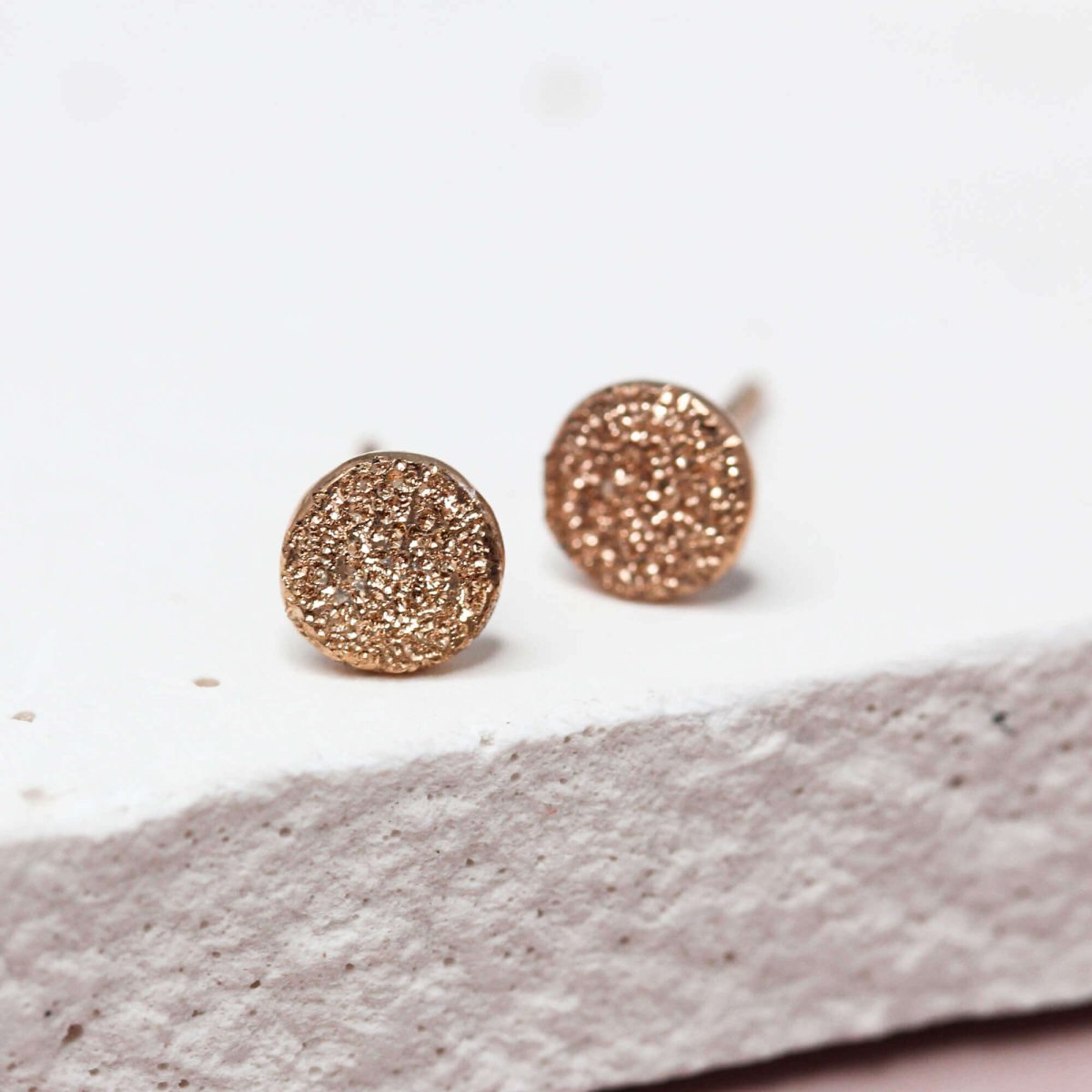 Puces d'oreille originales en or rouge Fairmined. Fabrication artisanale et joaillerie éco-responsable à Paris.