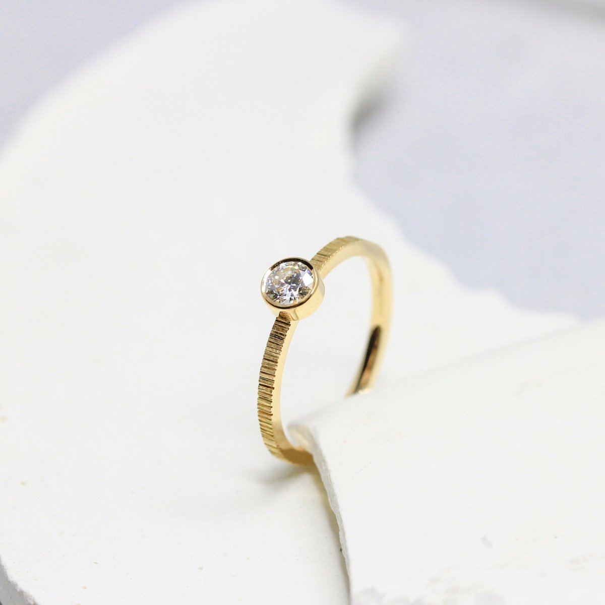 Bagues de fiançailles diamant en or jaune éthique 18 carats Fairmined façonnée dans notre atelier de joaillerie éthique à Paris et à Lyon.